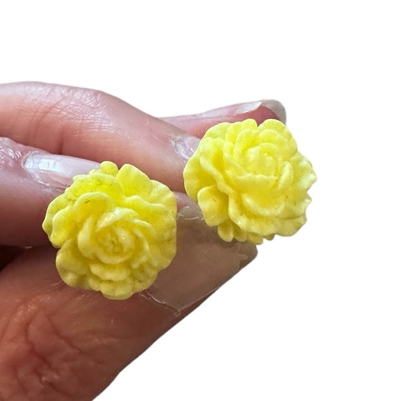 Adorable Vintage Yellow Floral Dainty Earrings Pierced - Picture 2 of 12